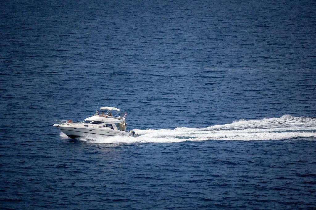 speed-boat-running-in-the-ocean